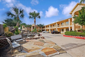 Отель Super 8 by Wyndham Houston Hobby Airport South  Хьюстон